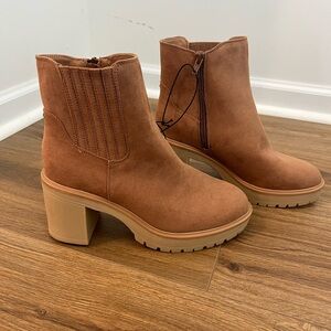 Universal Thread Tan Heeled Boots